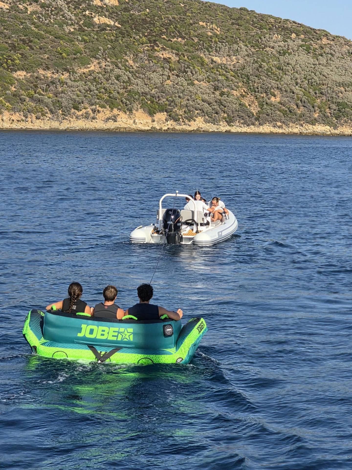 WINDKIND’s tender pulling the 3-person towable