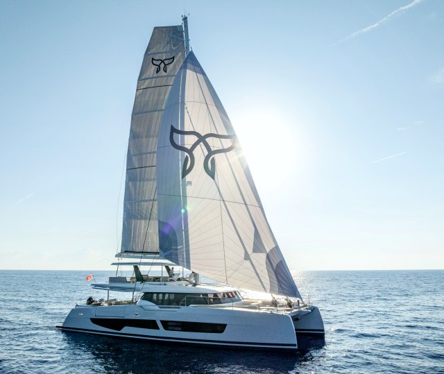 WINDKIND under mainsail and gennaker, full rig