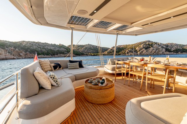 Flybridge lounge with pouf and tray