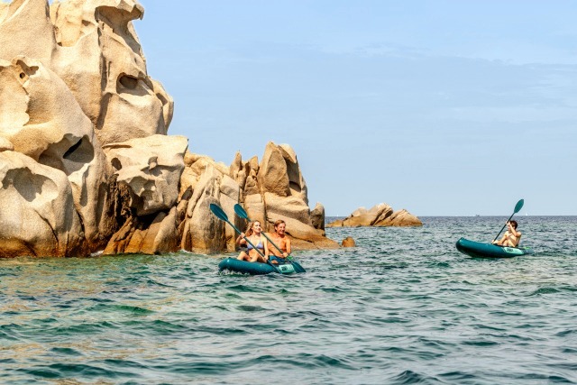 Two kayaks by granite rocks