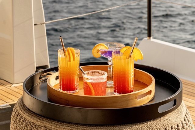 Cocktails on a pouf tray